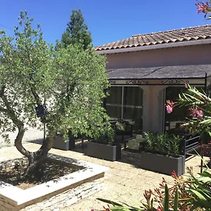 Hébergement de vacances Avec Piscine Lou Minèstraü, Entraigues-sur-la-Sorgue